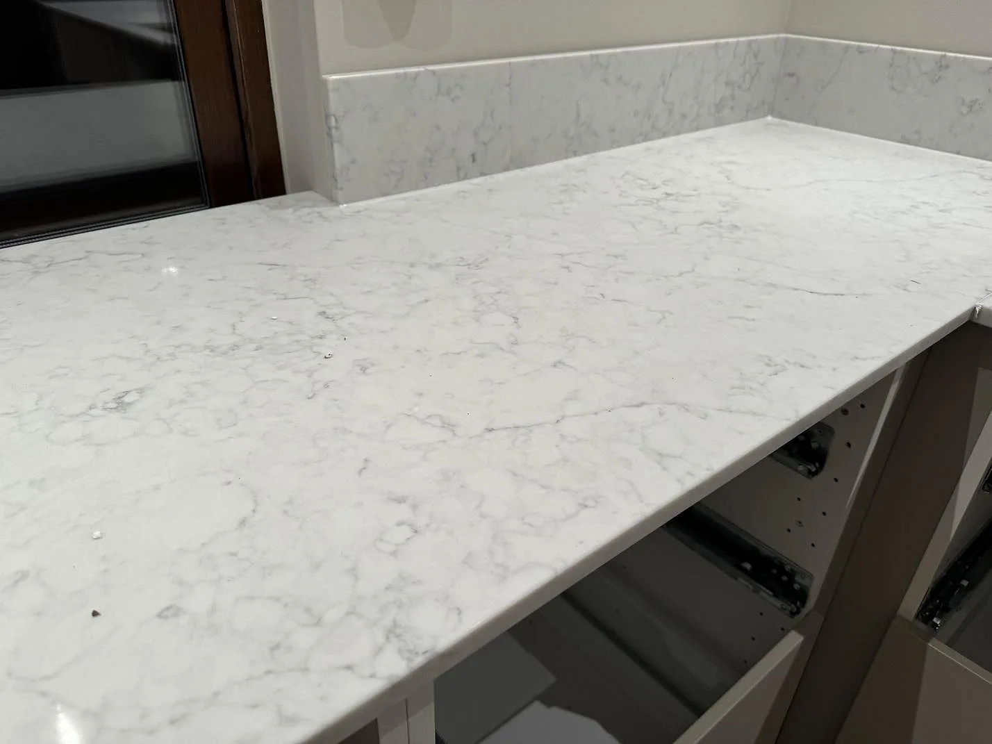 Køkkenbordplade i Technistone Mystery White, Ystad – billede 6