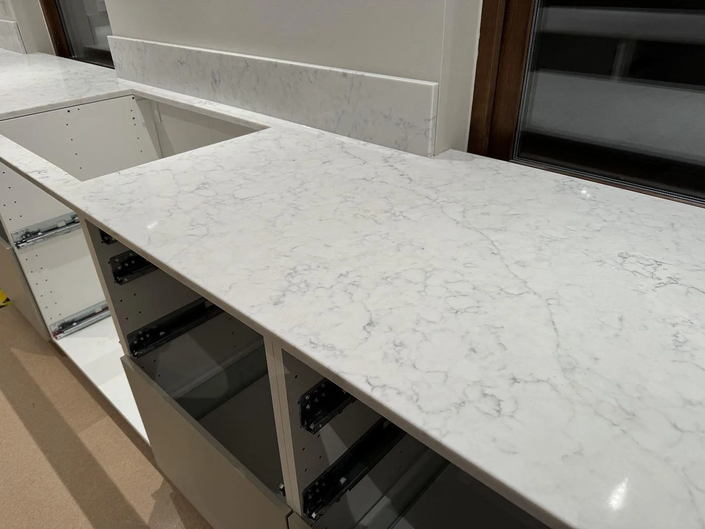 Køkkenbordplade i Technistone Mystery White, Ystad – billede 7