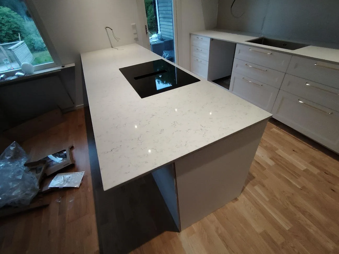 Gennemført projekt: Køkkenbordplade i Technistone Noble Carrara, Åkersberga.