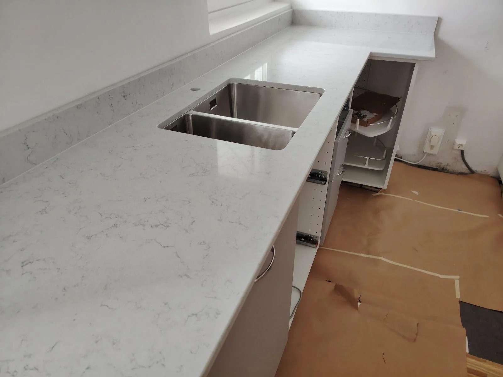 Køkkenbordplade i Technistone Noble Carrara, Årsta – billede 2
