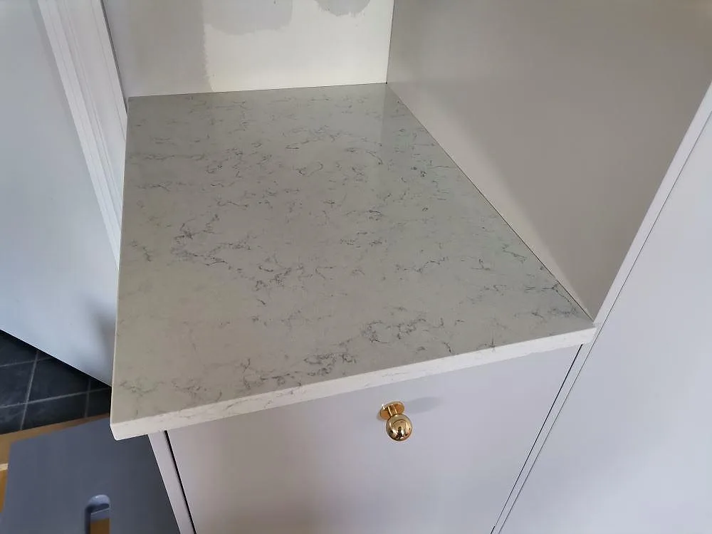 Køkkenbordplade i Technistone Noble Carrara, Älta – billede 3