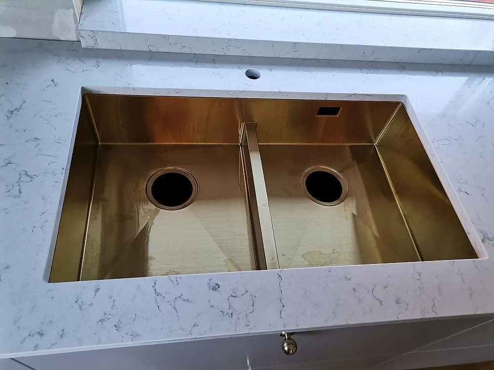 Køkkenbordplade i Technistone Noble Carrara, Älta