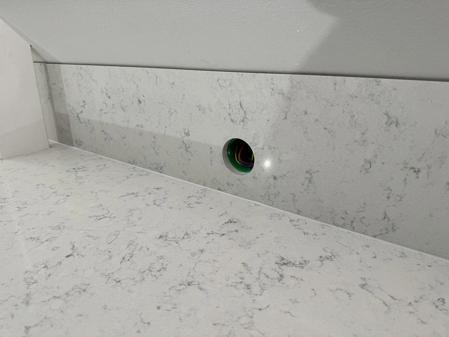 Køkkenbordplade i Technistone Noble Carrara, Båstad – billede 3