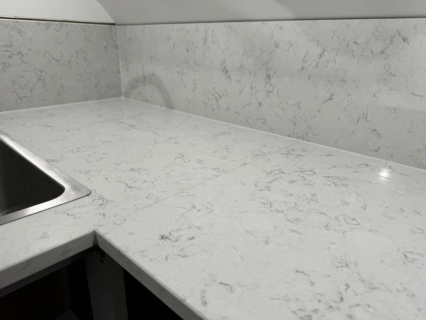 Køkkenbordplade i Technistone Noble Carrara, Båstad