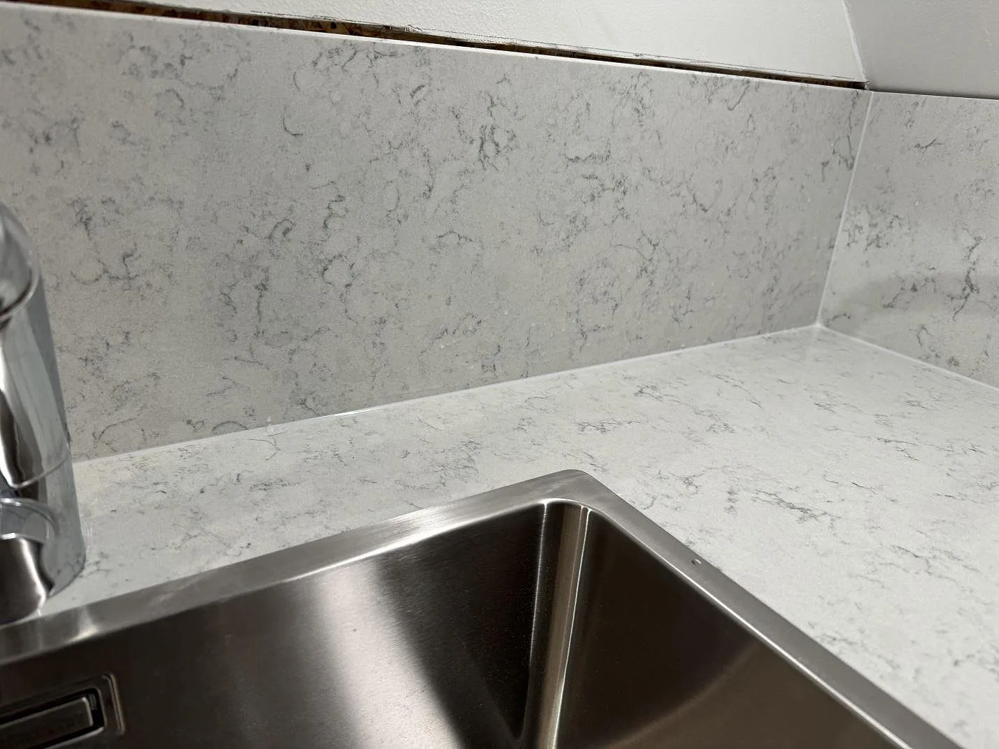 Køkkenbordplade i Technistone Noble Carrara, Båstad – billede 2