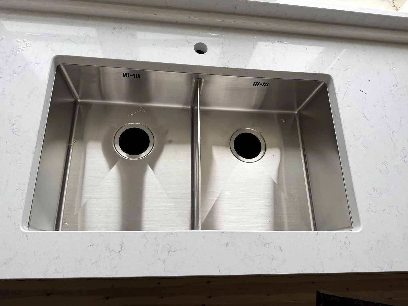Køkkenbordplade i Technistone Noble Carrara, Båstad – billede 3