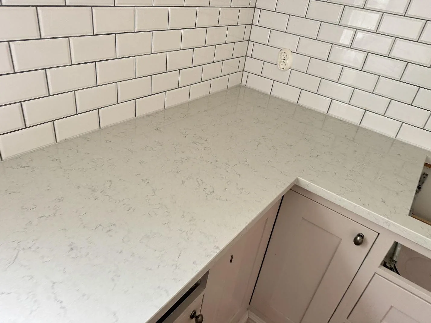 Køkkenbordplade i Technistone Noble Carrara, Båstad – billede 6