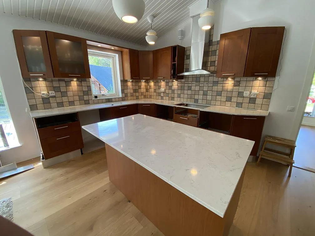 Køkkenbordplade i Technistone Noble Carrara, Blentarp