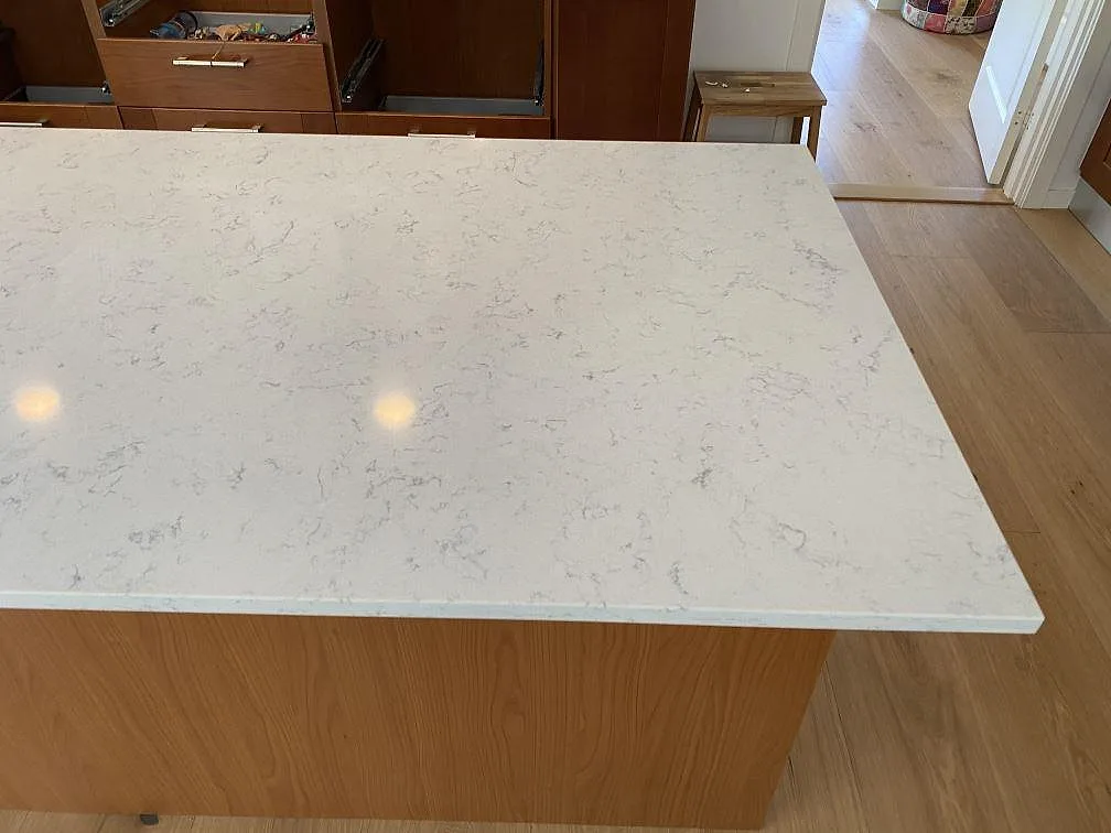 Køkkenbordplade i Technistone Noble Carrara, Blentarp – billede 3