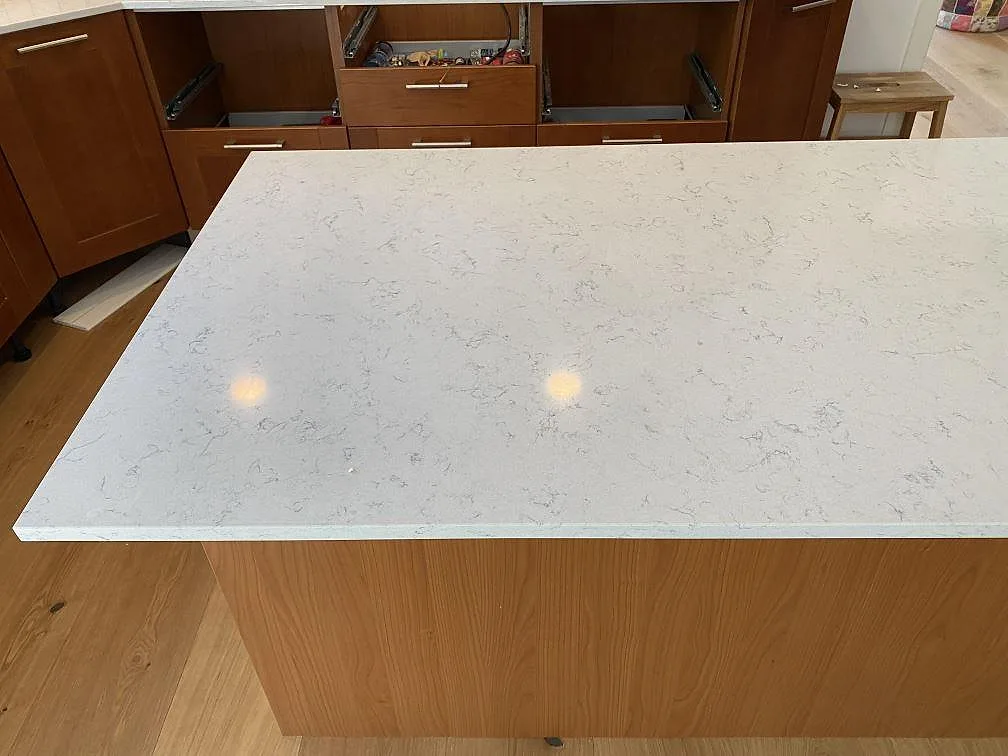 Køkkenbordplade i Technistone Noble Carrara, Blentarp – billede 2