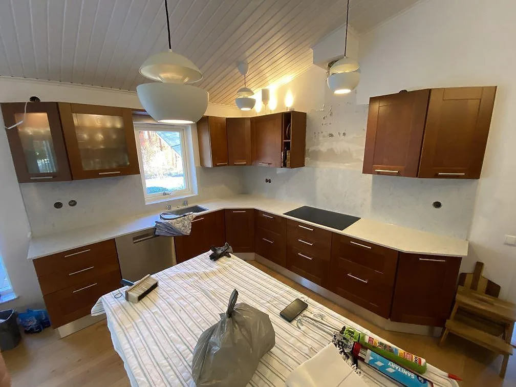 Køkkenbordplade i Technistone Noble Carrara, Blentarp