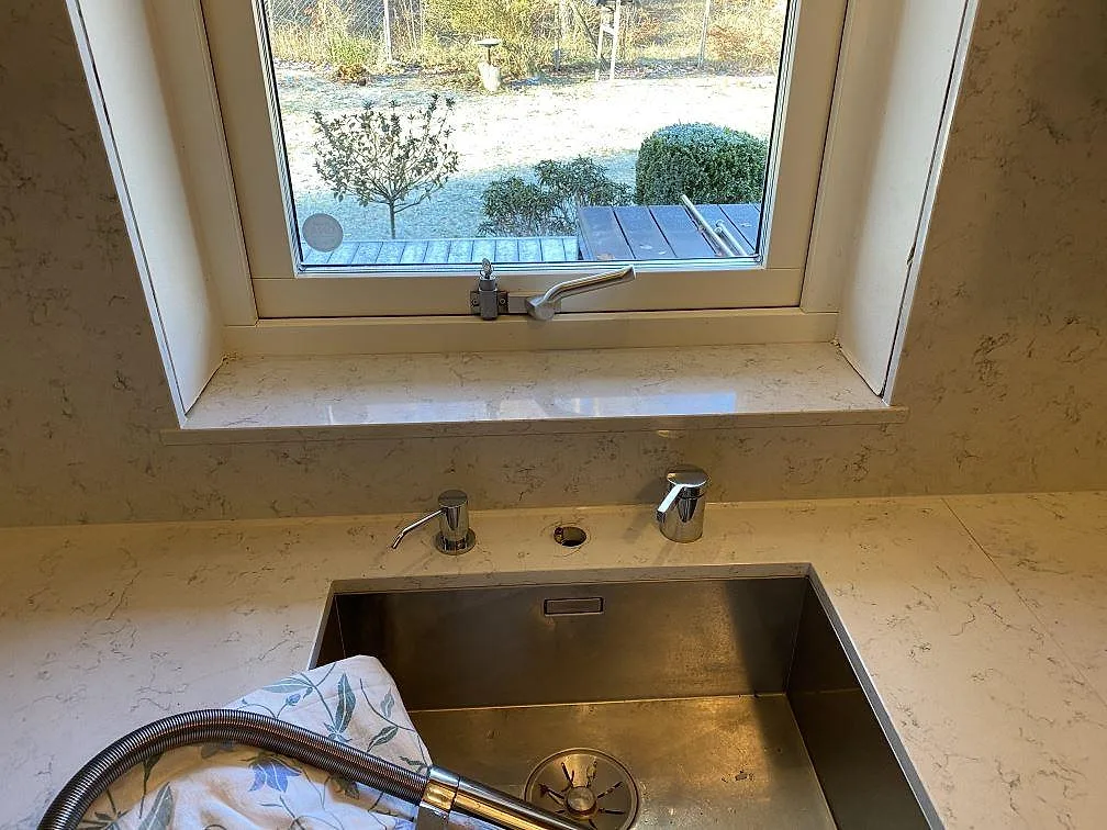 Køkkenbordplade i Technistone Noble Carrara, Blentarp – billede 2