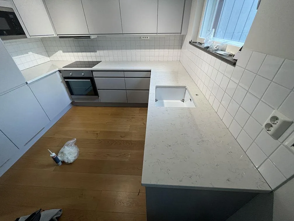 Køkkenbordplade i Technistone Noble Carrara, Bromma