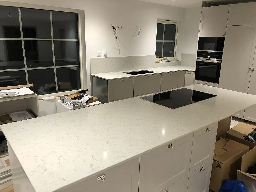 Køkkenbordplade i Technistone Noble Carrara, Ekerö – billede 3