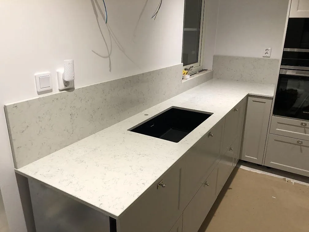 Køkkenbordplade i Technistone Noble Carrara, Ekerö – billede 2
