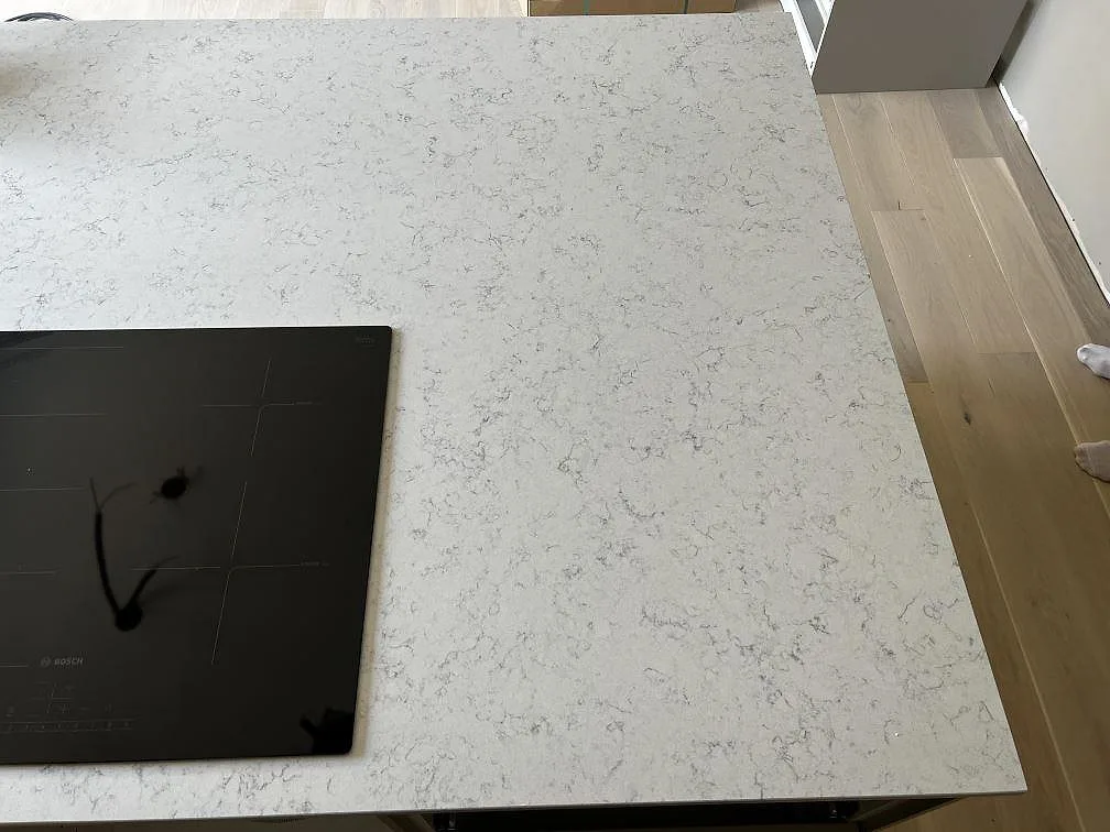 Køkkenbordplade i Technistone Noble Carrara, Fjälkinge – billede 4