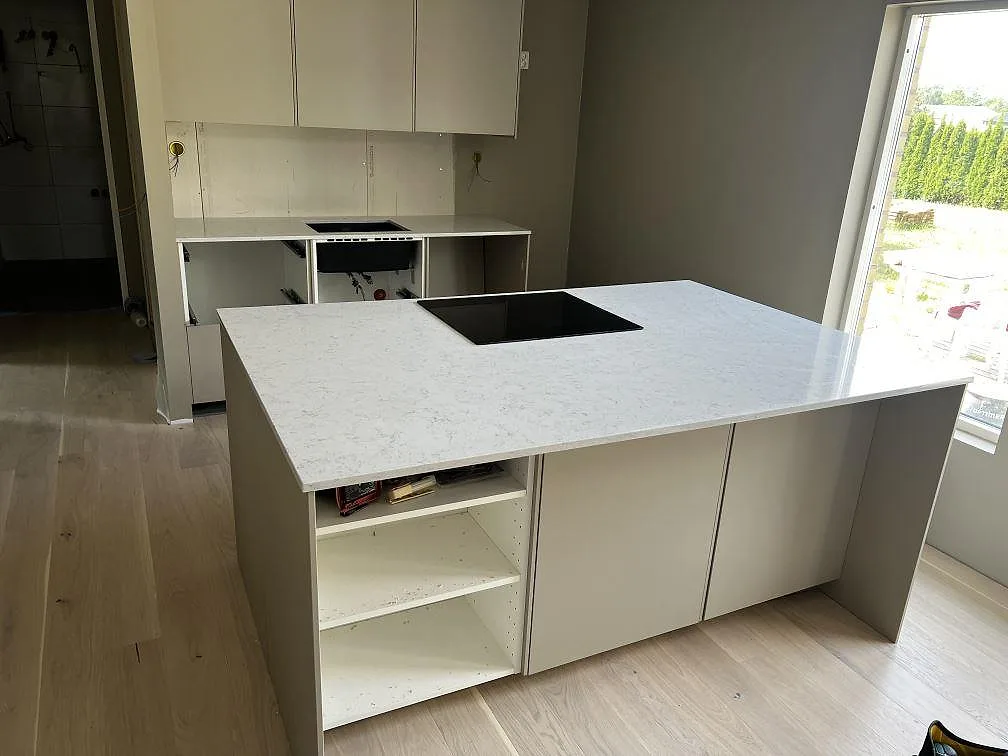 Køkkenbordplade i Technistone Noble Carrara, Fjälkinge