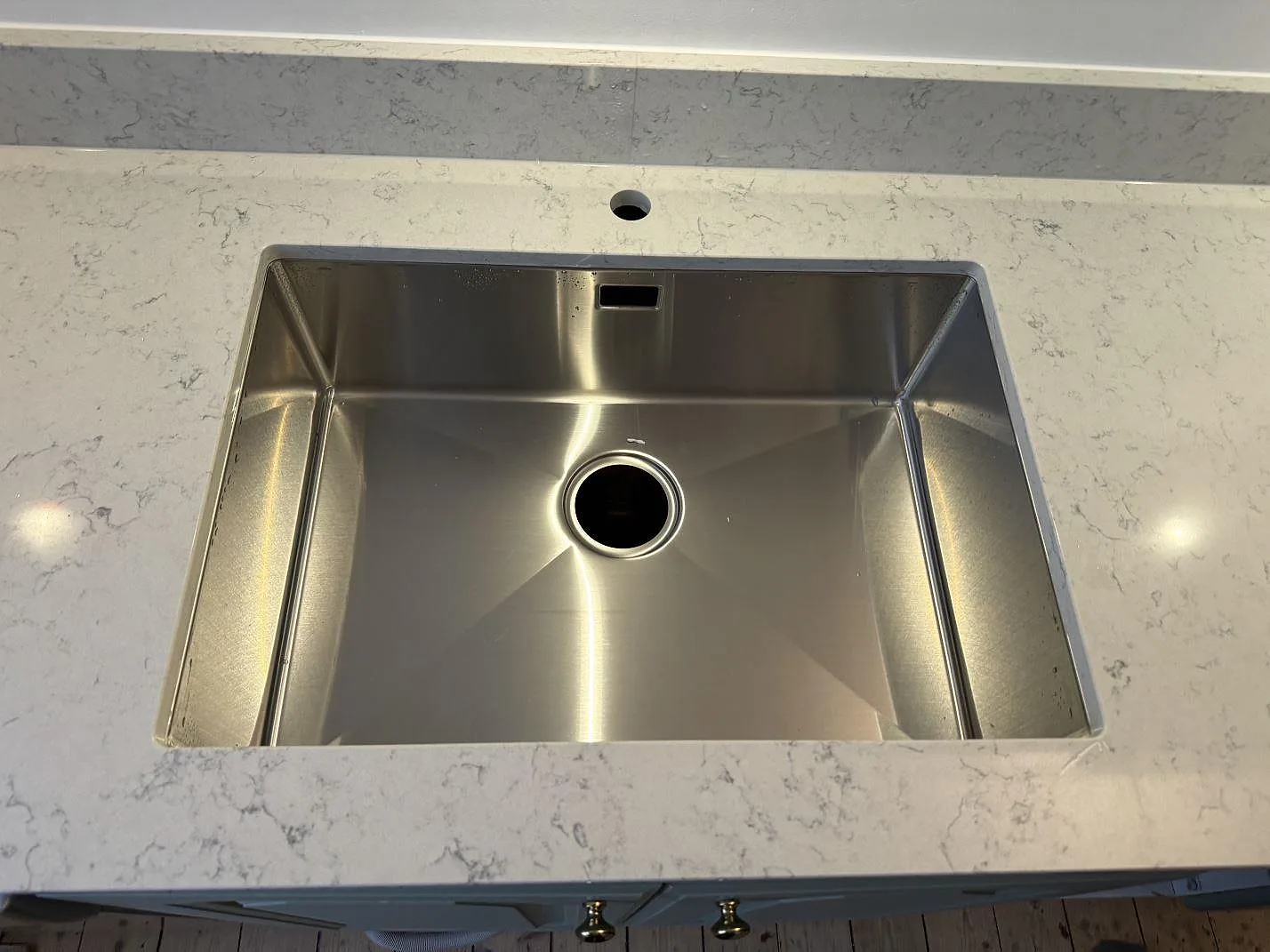 Køkkenbordplade i Technistone Noble Carrara, Göteborg – billede 4