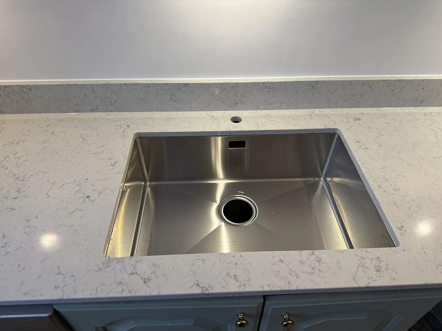 Køkkenbordplade i Technistone Noble Carrara, Göteborg – billede 5