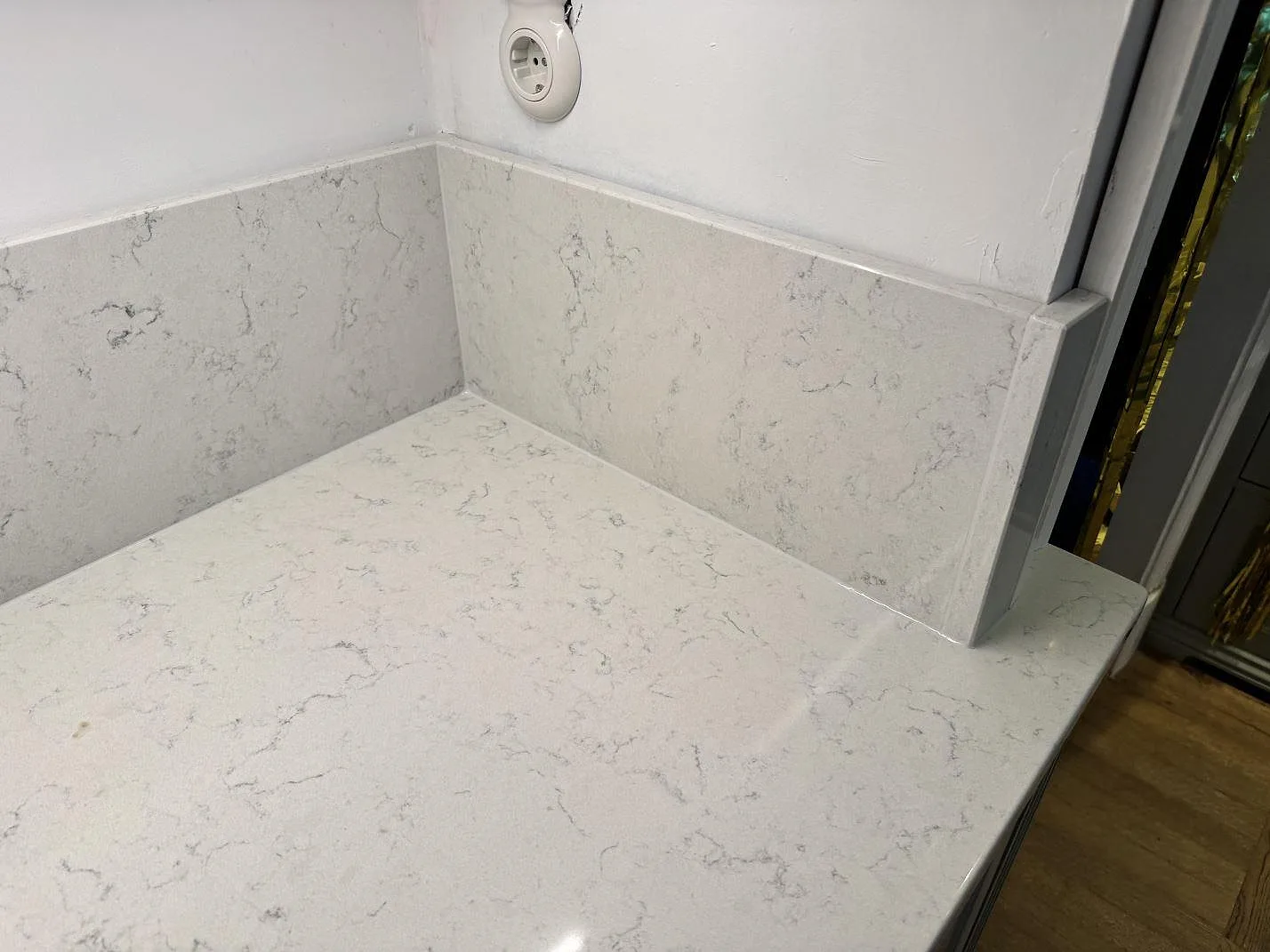 Bordplade i Technistone Noble Carrara, Göteborg – billede 2