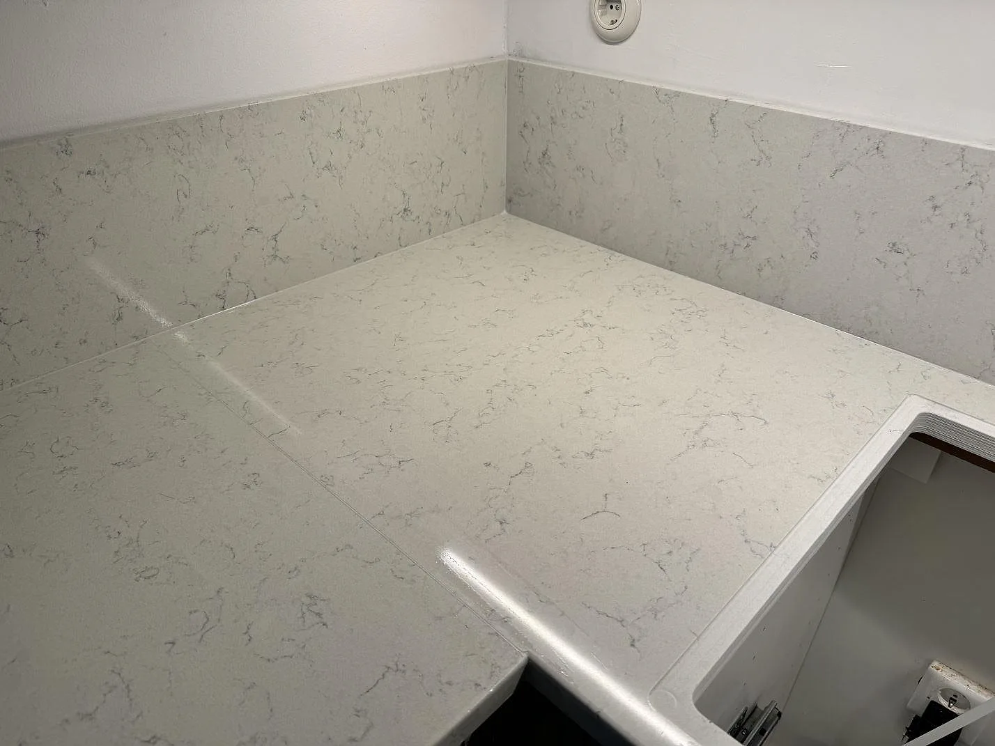 Bordplade i Technistone Noble Carrara, Göteborg – billede 3