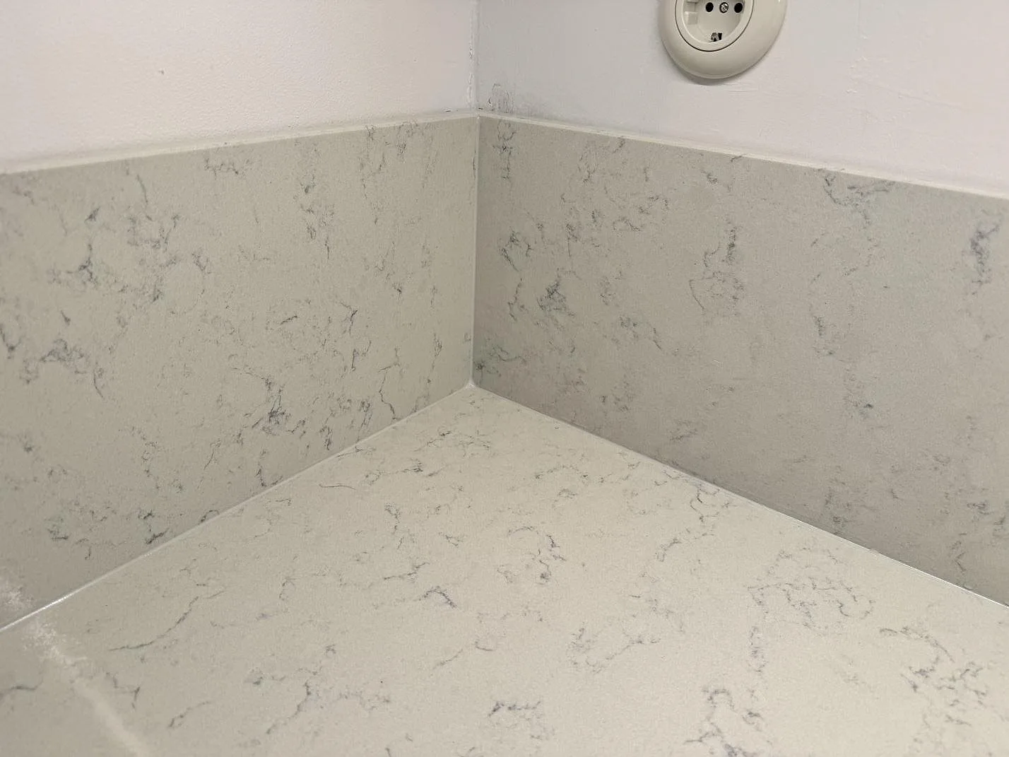 Bordplade i Technistone Noble Carrara, Göteborg – billede 4