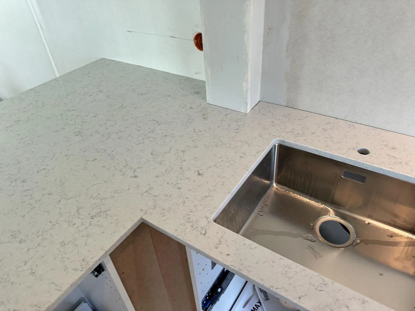 Køkkenbordplade i Technistone Noble Carrara, Göteborg – billede 4