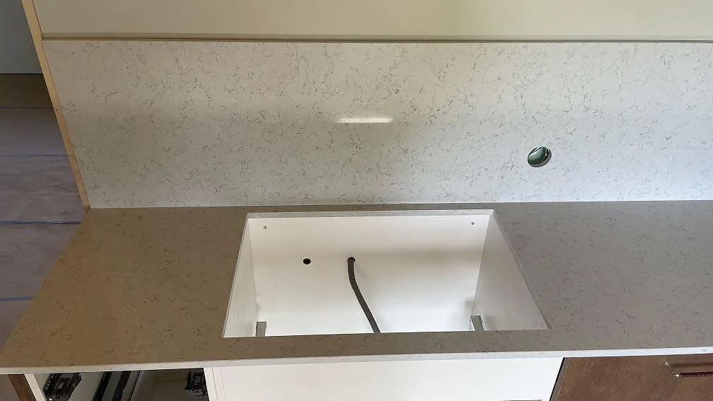 Køkkenbordplade i Technistone Noble Carrara, Hagby – billede 4