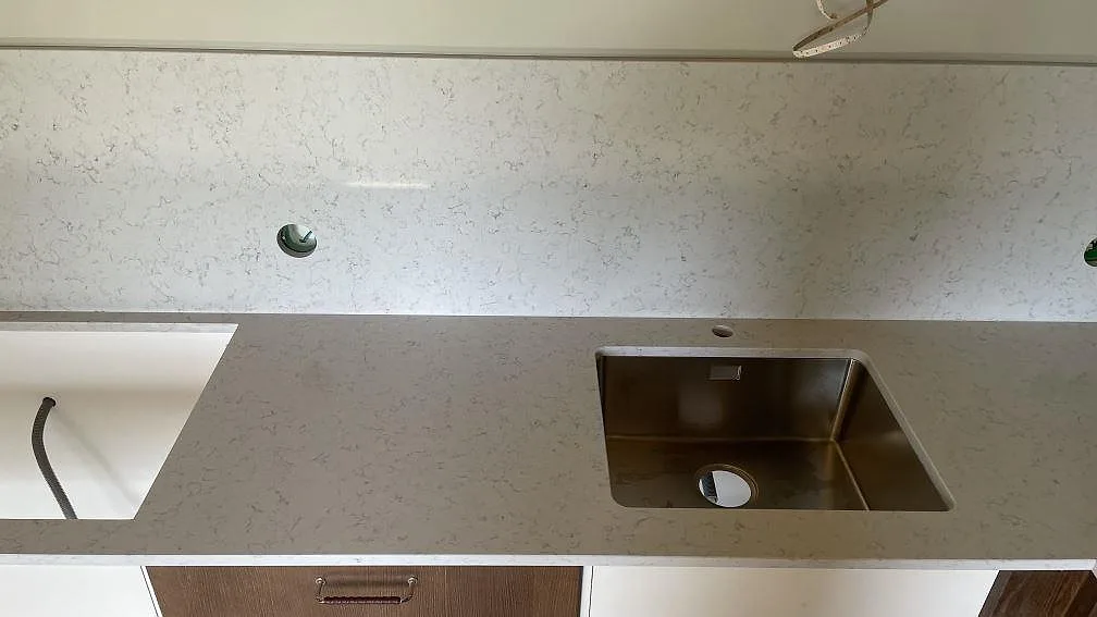 Køkkenbordplade i Technistone Noble Carrara, Hagby – billede 2