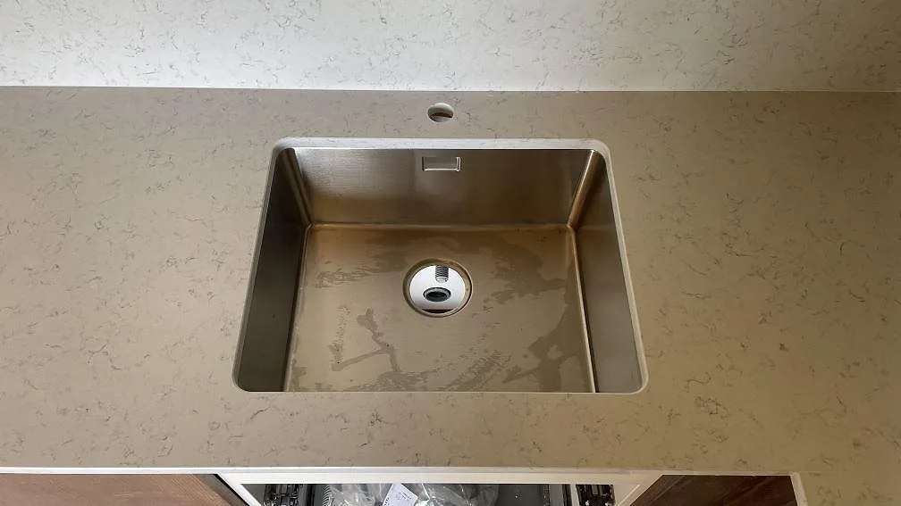 Køkkenbordplade i Technistone Noble Carrara, Hagby – billede 3