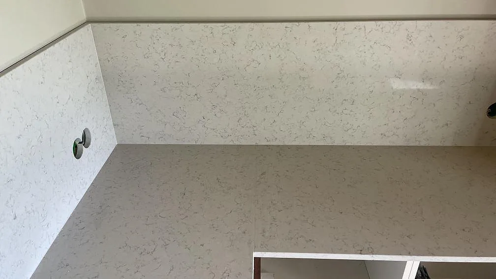 Køkkenbordplade i Technistone Noble Carrara, Hagby – billede 6