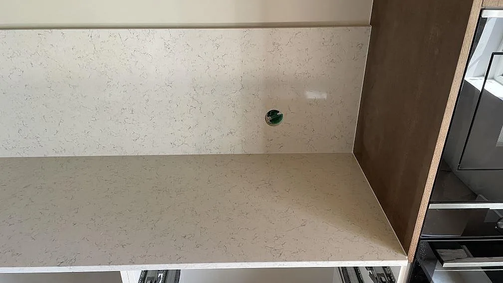 Køkkenbordplade i Technistone Noble Carrara, Hagby – billede 5