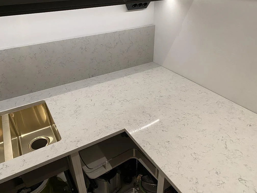 Køkkenbordplade i Technistone Noble Carrara, Halmstad – billede 2