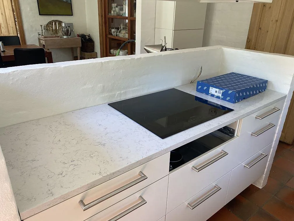 Køkkenbordplade i Technistone Noble Carrara, Haslev