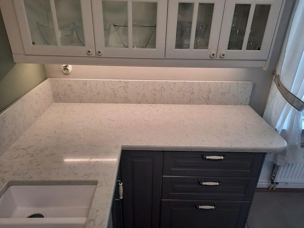 Køkkenbordplade i Technistone Noble Carrara, Jämjö – billede 3