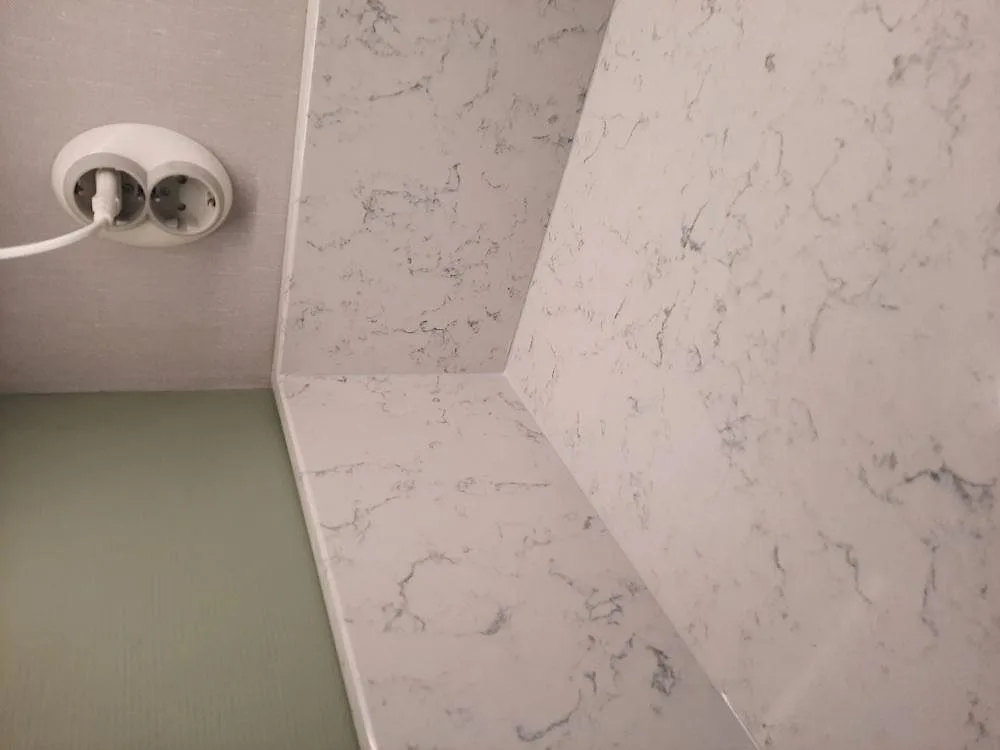 Køkkenbordplade i Technistone Noble Carrara, Jämjö – billede 4