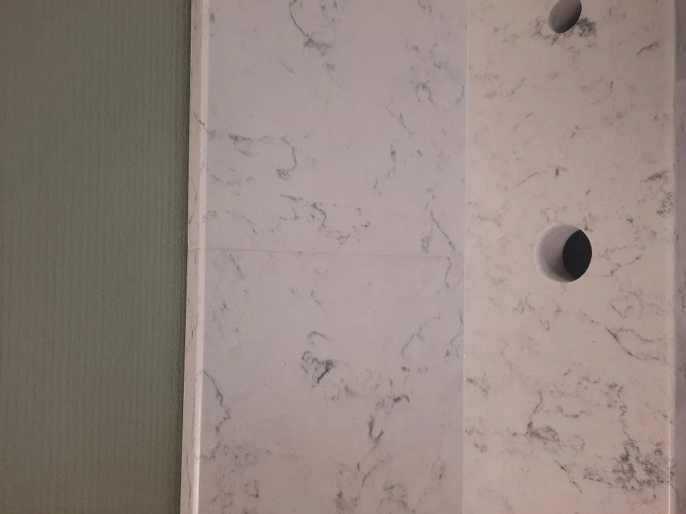 Køkkenbordplade i Technistone Noble Carrara, Jämjö – billede 5