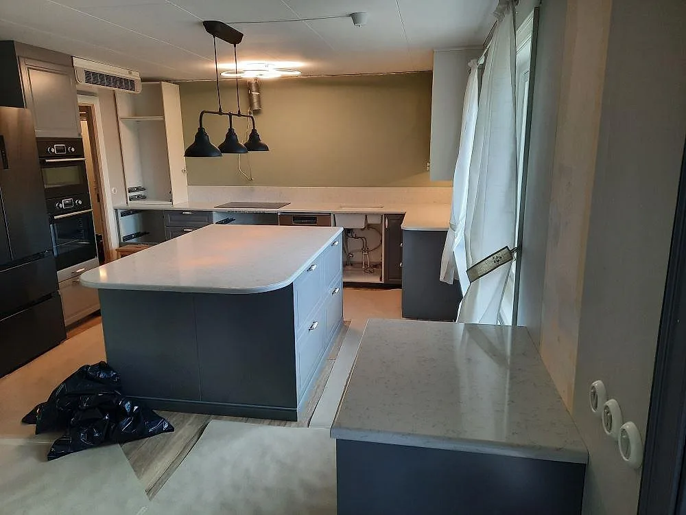 Køkkenbordplade i Technistone Noble Carrara, Jämjö