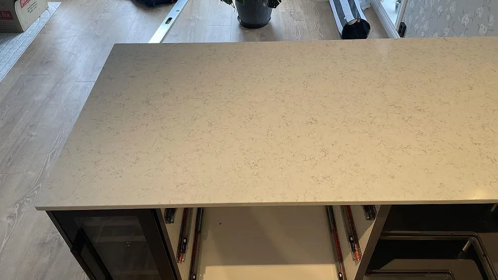 Køkkenbordplade i Technistone Noble Carrara, Jönköping – billede 7
