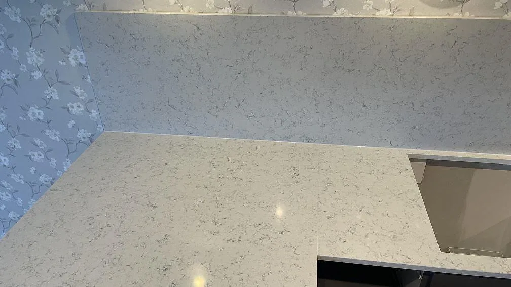 Køkkenbordplade i Technistone Noble Carrara, Jönköping – billede 3