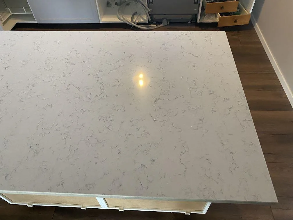 Køkkenbordplade i Technistone Noble Carrara, Kristianstad – billede 2
