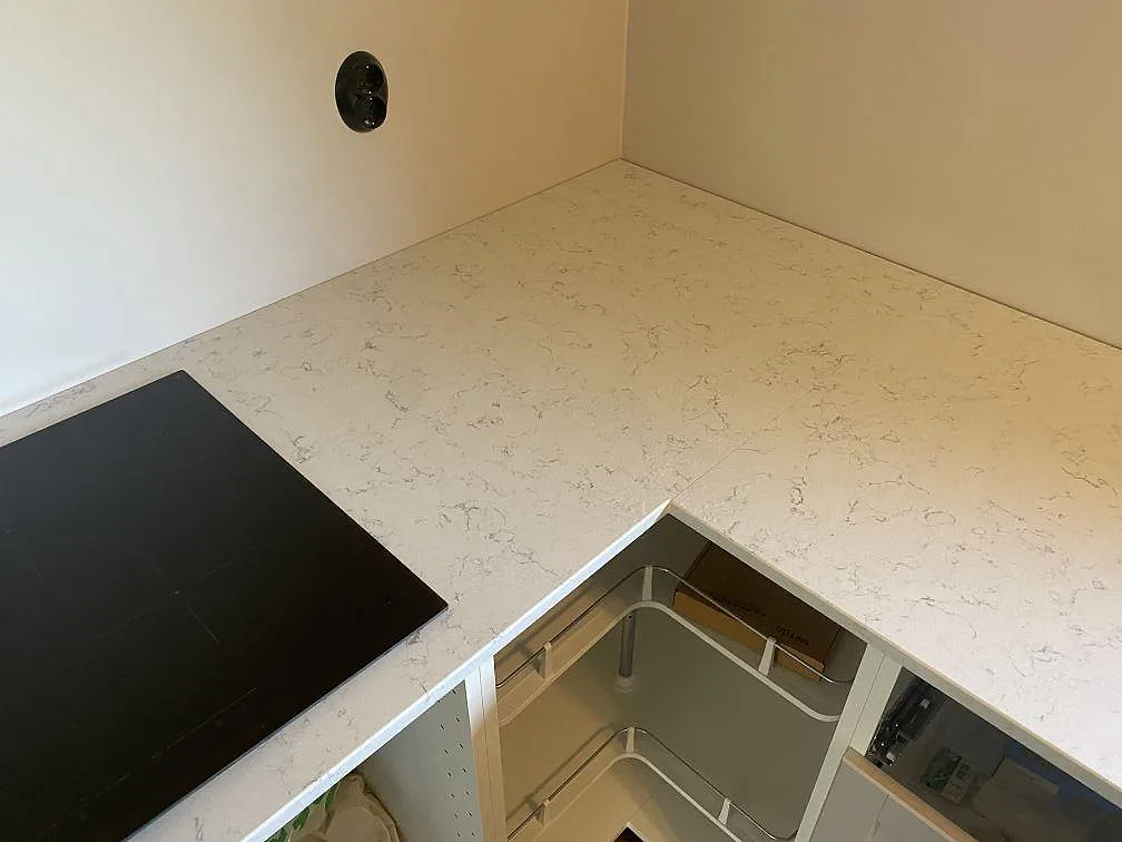 Køkkenbordplade i Technistone Noble Carrara, Kristianstad – billede 5
