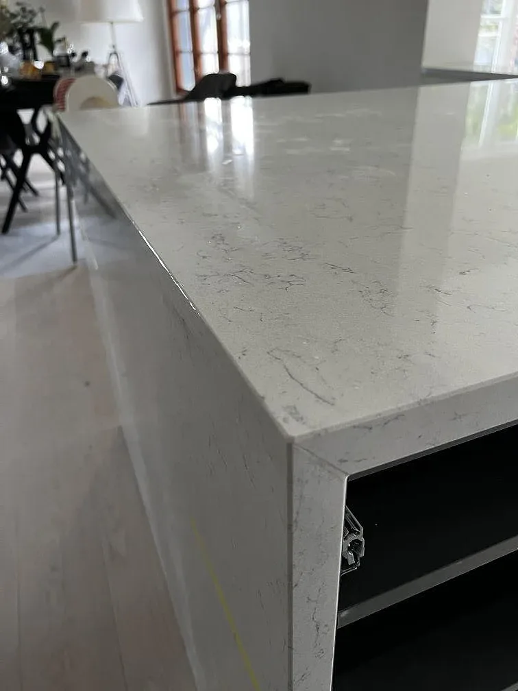 Køkkenbordplade i Technistone Noble Carrara, Kristianstad – billede 4