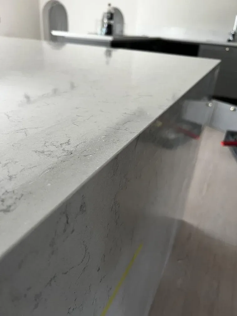 Køkkenbordplade i Technistone Noble Carrara, Kristianstad – billede 6