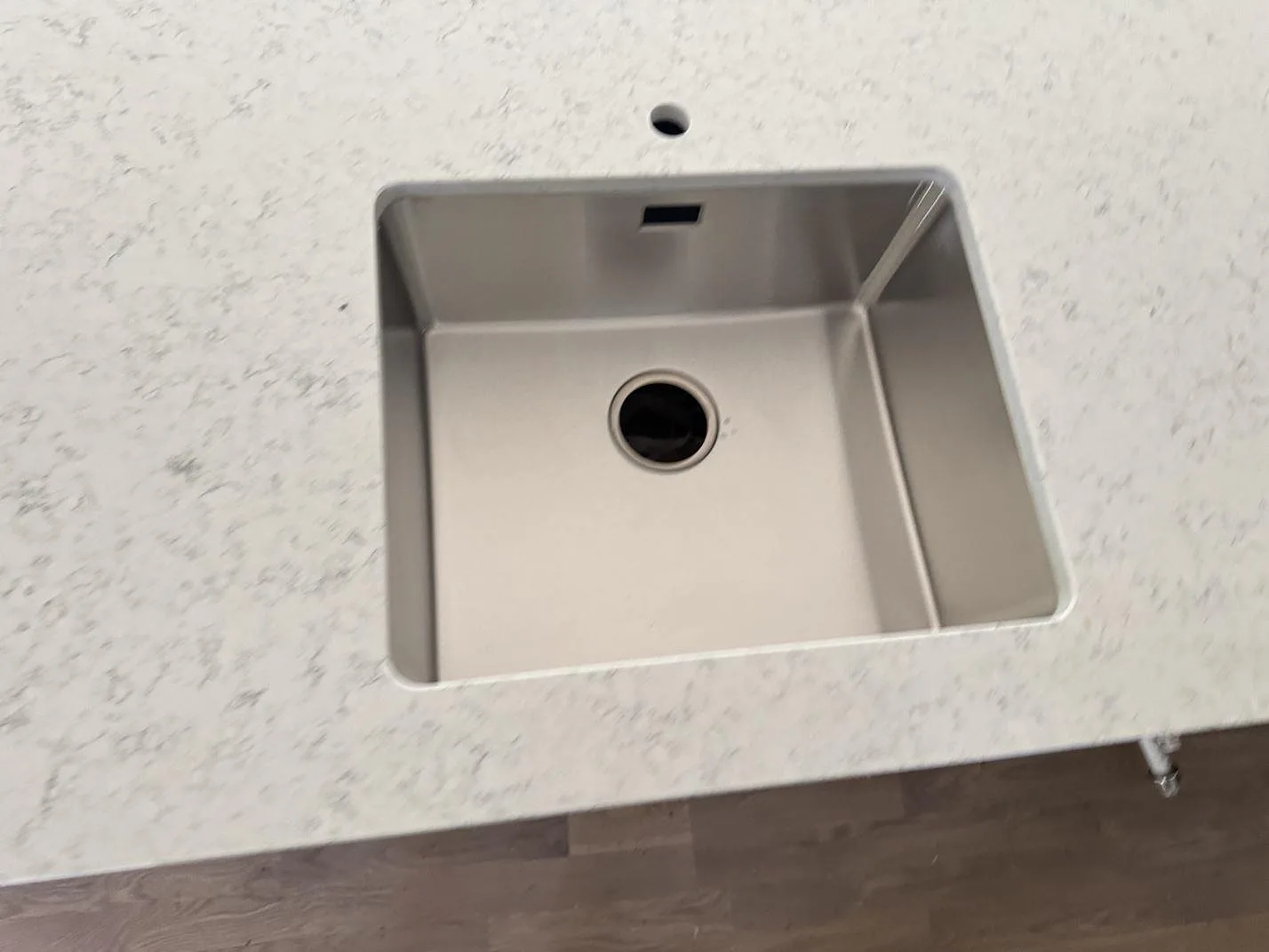 Køkkenbordplade i Technistone Noble Carrara, Lomma – billede 4