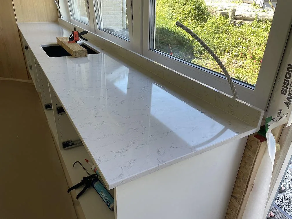 Køkkenbordplade i Technistone Noble Carrara, Lyckeby – billede 5