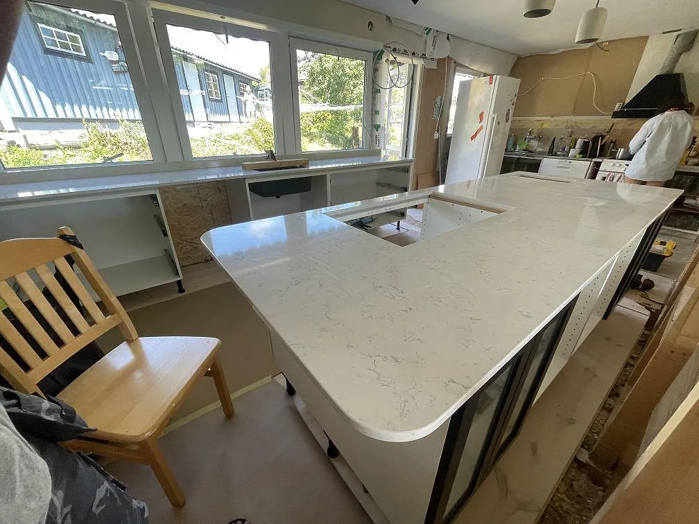 Køkkenbordplade i Technistone Noble Carrara, Lyckeby – billede 3