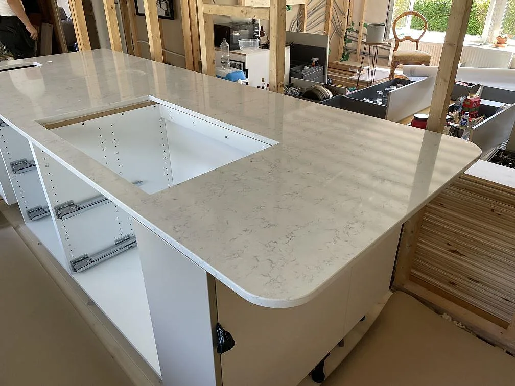 Køkkenbordplade i Technistone Noble Carrara, Lyckeby