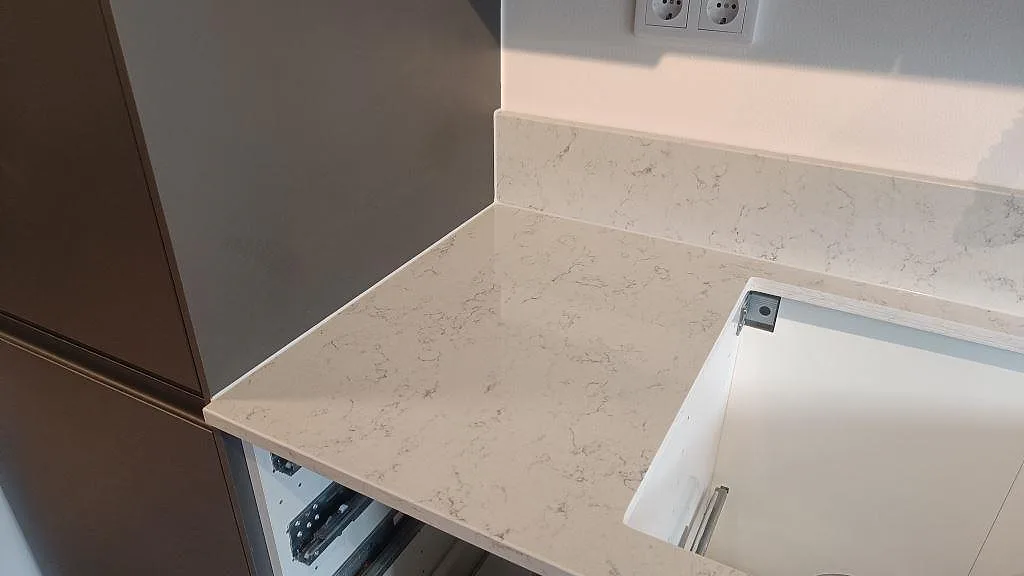 Køkkenbordplade i Technistone Noble Carrara, Malmö – billede 5