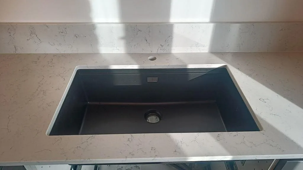 Køkkenbordplade i Technistone Noble Carrara, Malmö – billede 3